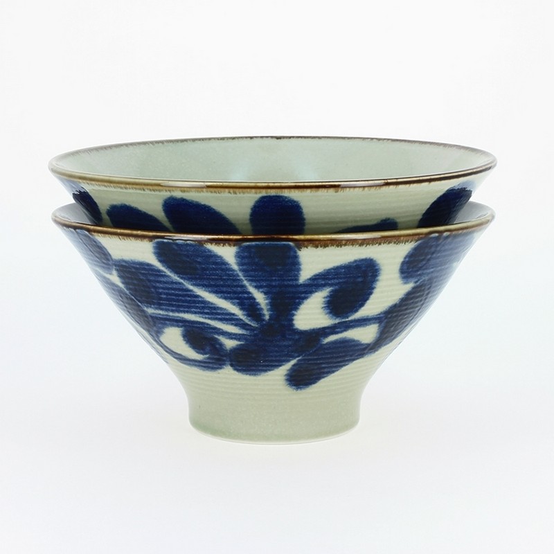 Ciotola bianca e blu conica in ceramica di artigianato giapponese